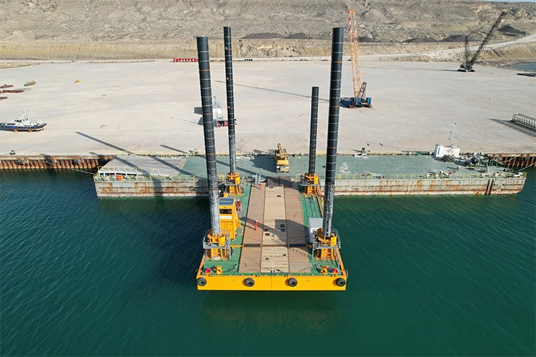 Selbsthebende Ausgrabungsplattform