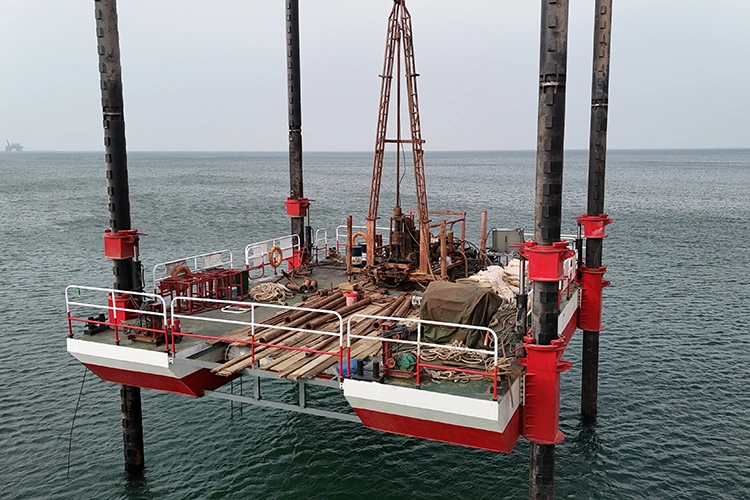 Selbsthebende Wartungsplattform